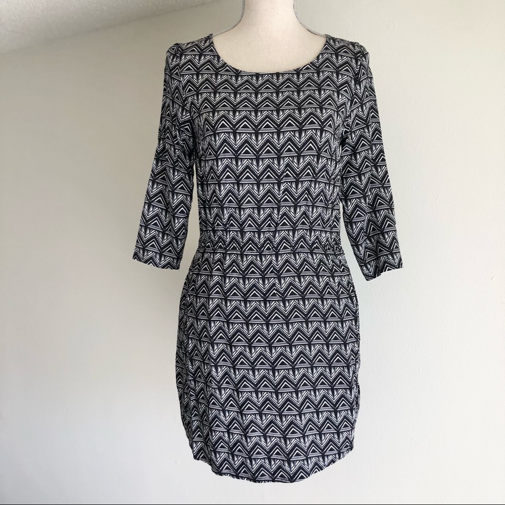 🟡3/$25 Divided graphic dress
